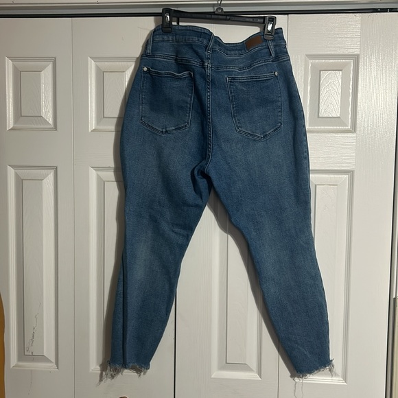 Judy Blue relaxed, fit capri jeans. - Picture 3 of 3